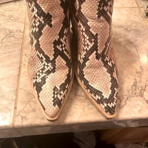 Vince Camuto Womens Cute Ankle Boots Block Heel Snake Print Leather Zip 7M